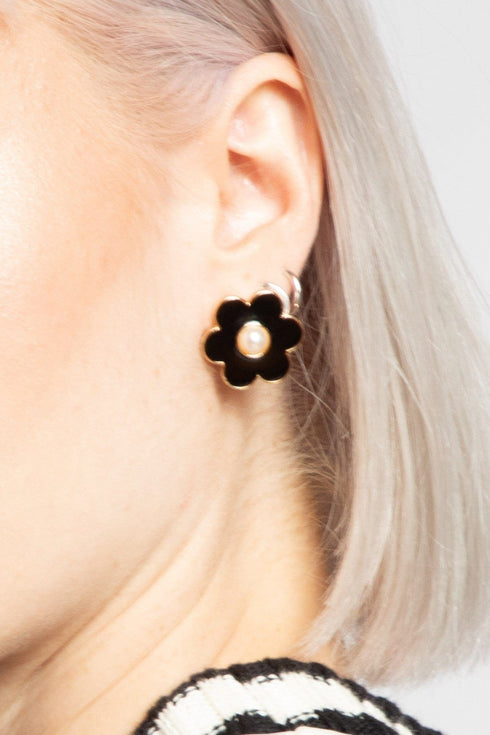Black Daisy Pearl Earring